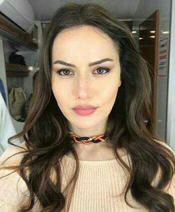 Fahriye Evcen ve değisimine ne diyorsunuz? Bu kadın güzel mi? Estetikli mi??