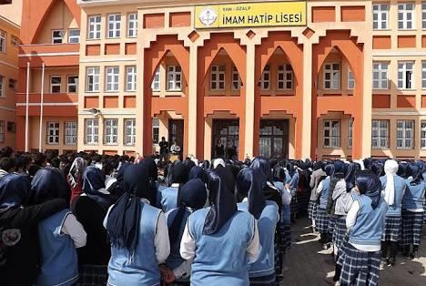 İmam Hatip lisesine giden bütün kızlar kapalı mı olmak zorunda ?
