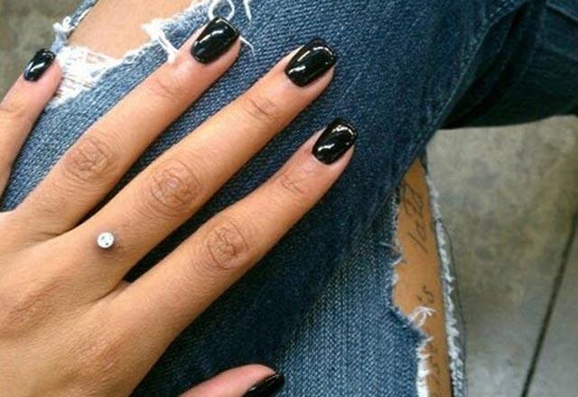 Cesaret isteyen dermal piercingler moda oldu! Deri altına sabitlenen bu piercingleri beğendiniz mi? Sağlıklı görünüyor mu?