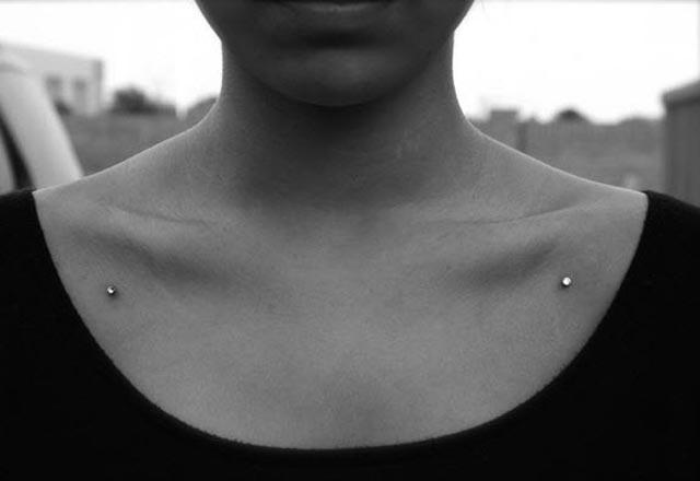 Cesaret isteyen dermal piercingler moda oldu! Deri altına sabitlenen bu piercingleri beğendiniz mi? Sağlıklı görünüyor mu?