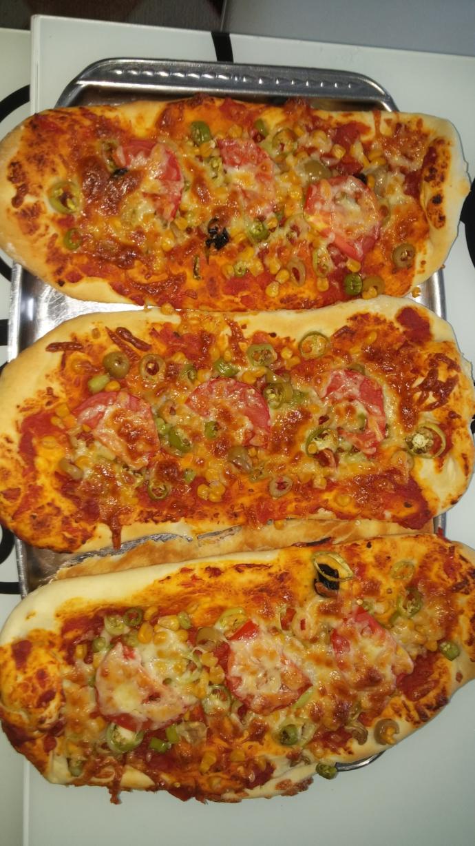 Kızlar, Pizza yaptım. Sizce nasıl olmuş?