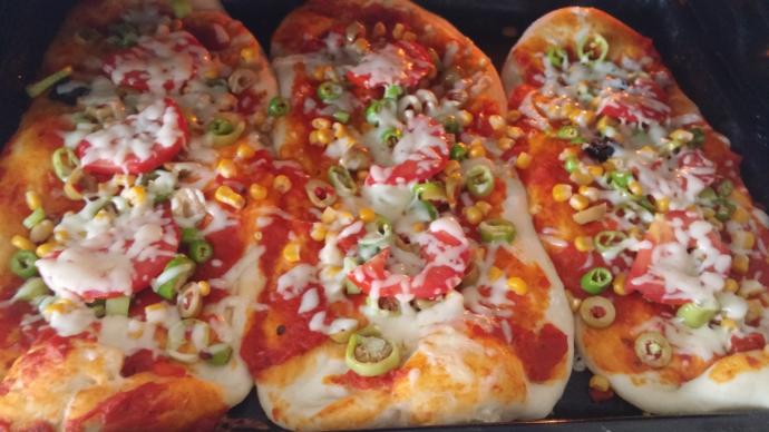 Kızlar, Pizza yaptım. Sizce nasıl olmuş?