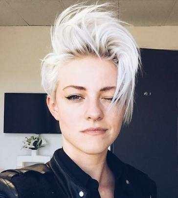 Kisa sacli kizlar sizce güzel mi??