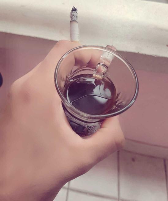 Sabahları uyanır uyanmaz kahve ve sigara içmeden kendine gelemeyen kaç kişiyiz kız ayool ??