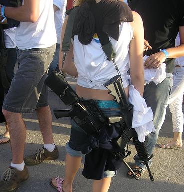 İsrailde yahudi kadınlar neden yanlarında M16 taşıyor?