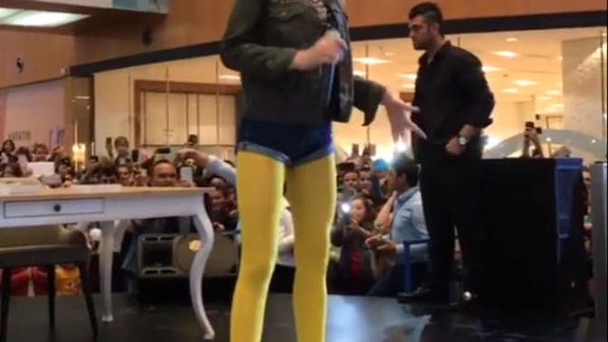 17 Yaşında ki 'Aleyna Tilki'nin' Konserde giydiği 18 cm'lik topuklu ayakkabılar olay oldu! Sizler giymeye cesaret eder miydiniz?