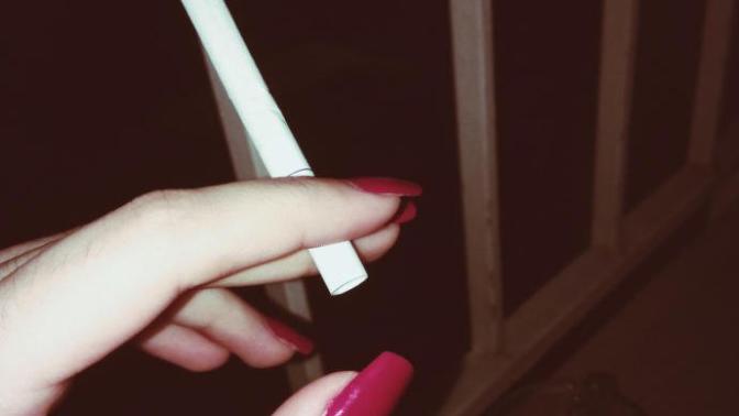 Gece herkes uyuduktan sonra balkonda sigara içmek başlı başına bir anlam ifade ediyor, öyle değil mi?