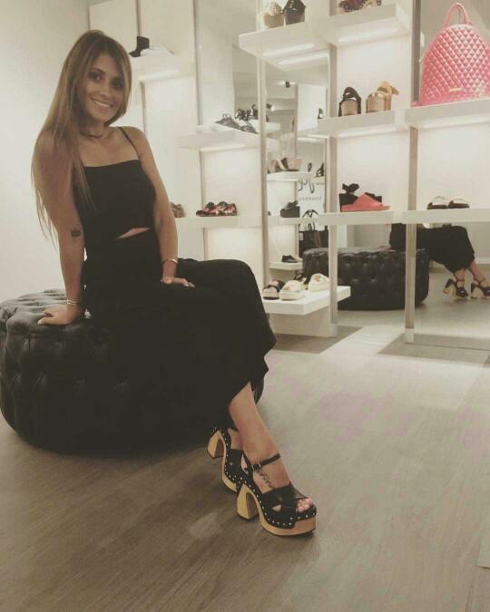 Messi nin    karisi    güzel  mi   sizce  ????