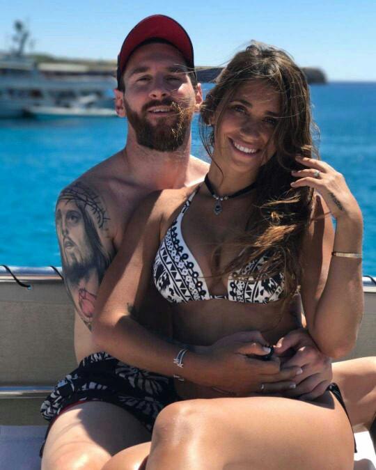 Messi nin    karisi    güzel  mi   sizce  ????