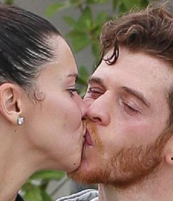 Son yılların en kötü öpüşmesi çünkü; Sen Metin Hara'sın, karşındaki de Adriana Lima. Neden zoraki öpüşüyorsun?