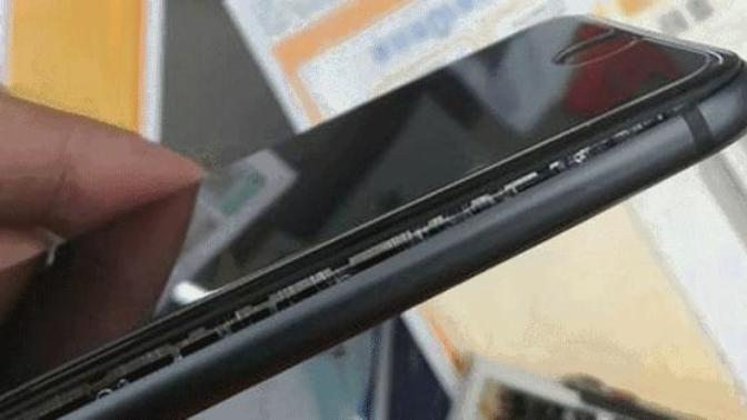 İPhone 8 akıllı telefonda ekran modülü kasadan ayrıldı. Apple ürünlerinin kalitesi tarih mi oluyor?
