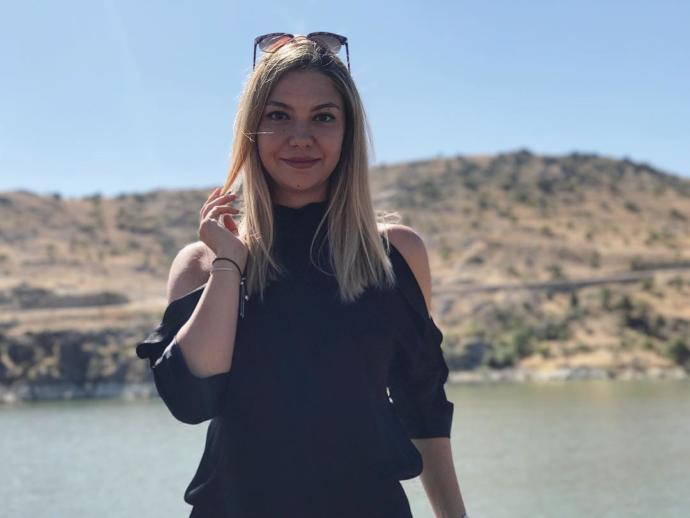 Kimdir bu kız? Tahminleri alalım mı?