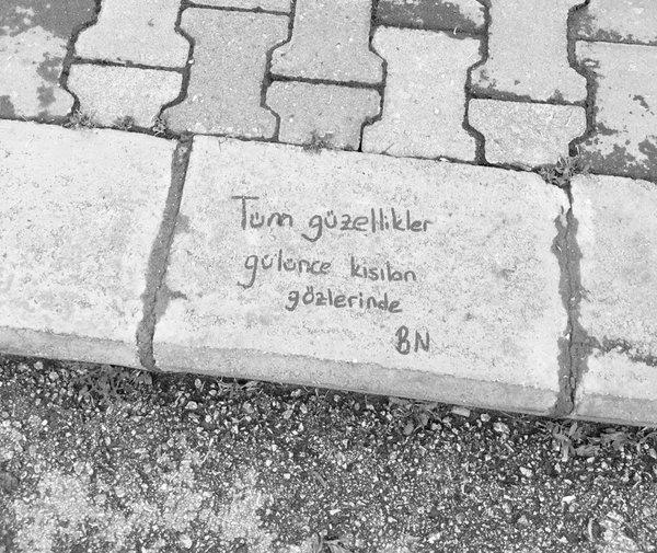 Gülerken gözleri kısılan insanları çekici buluyor musunuz  ? 