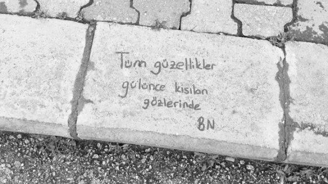 Gülerken gözleri kısılan insanları çekici buluyor musunuz ?