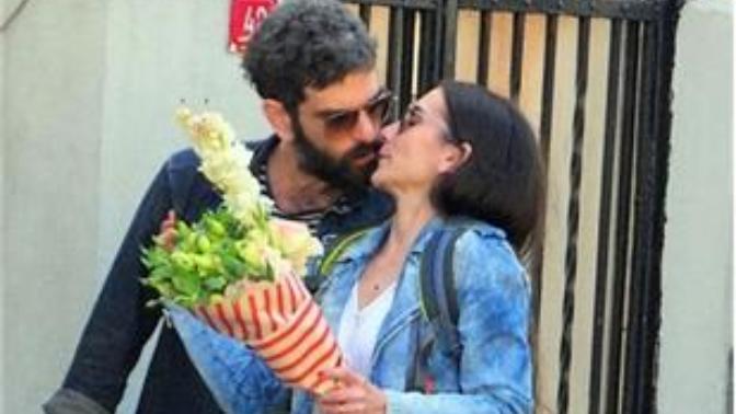 "Çemberimde Gül Oya" dizisi ile meşhur olan "Mehmet Ali Nuroğlu" ve eşi "Çiçek Nuroğlu" sokakta öpüştü! Çok mu rahatlar sence?