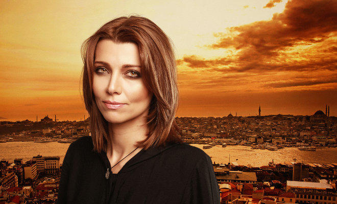 Elif Şafak, biseksüel olduğunu ama açıklamaktan çekindiğini belirtti. Ünlülerin her adımını yargılamak ne kadar doğru?