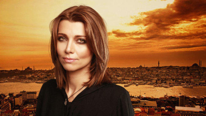Elif Şafak, biseksüel olduğunu ama açıklamaktan çekindiğini belirtti. Ünlülerin her adımını yargılamak ne kadar doğru?