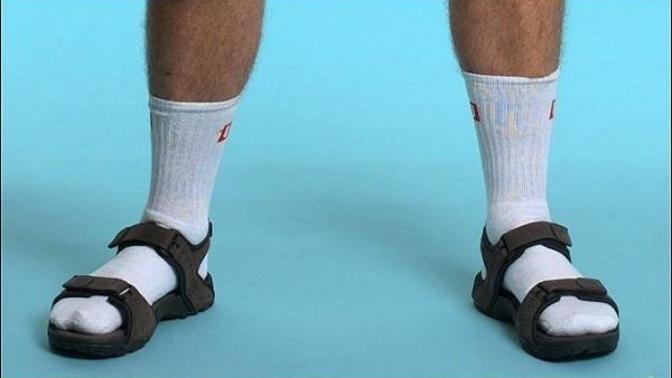 Sandalet & çorap ikilisi giyen birini görünce ona ne yapmak istiyorsunuz?