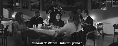 Tesadüfen tanıştığın bir insana bir bakıyorsun her şeyin olmuş. Size göre aşk ilişkilerinde en iyi tanışma şekli hangisi?