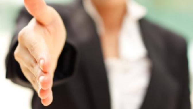 Tesadüfen tanıştığın bir insana bir bakıyorsun her şeyin olmuş. Size göre aşk ilişkilerinde en iyi tanışma şekli hangisi?
