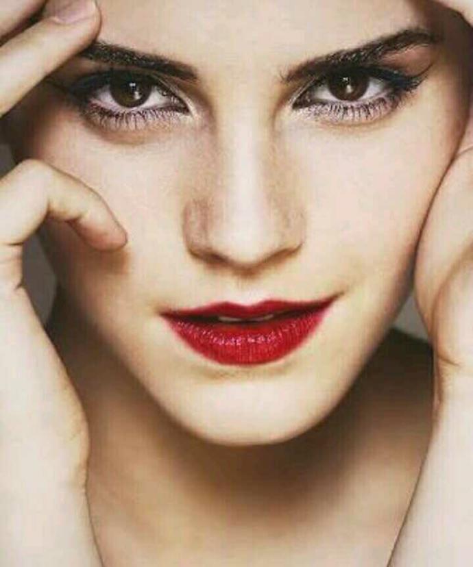 Emma watson'un yüz hatlarını beğeniyor musunuz??