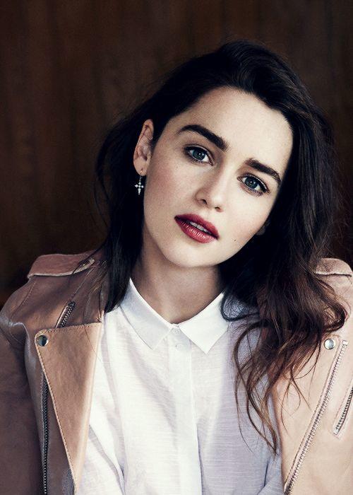Game of Thrones dizinin kraliçesi Emilia Clarke'nin hangi saç rengini beğeniyorsunuz?