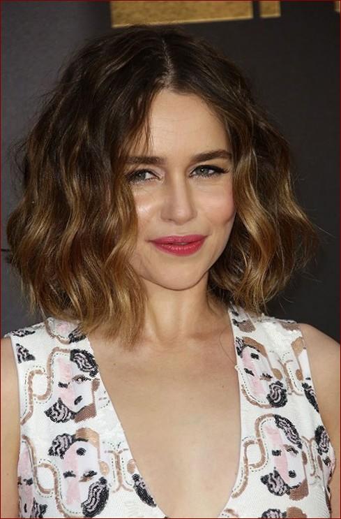Game of Thrones dizinin kraliçesi Emilia Clarke'nin hangi saç rengini beğeniyorsunuz?
