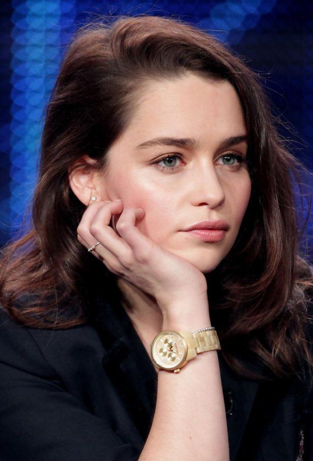 Game of Thrones dizinin kraliçesi Emilia Clarke'nin hangi saç rengini beğeniyorsunuz?