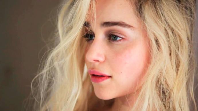 Game of Thrones dizinin kraliçesi Emilia Clarke'nin hangi saç rengini beğeniyorsunuz?