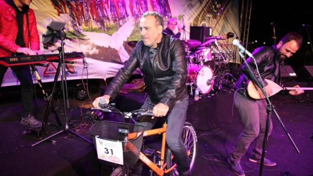 Her konserine farklı giriş yapan, gündem olan Haluk Levent, şimdi ise sahneye bisikletle girdi! Sence amaç gündem olmak mı?