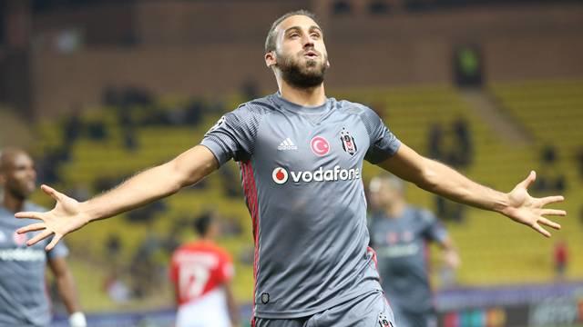 Cenk Tosun sizce de uluslararası standartlarda bir forvet olmadı mı ?