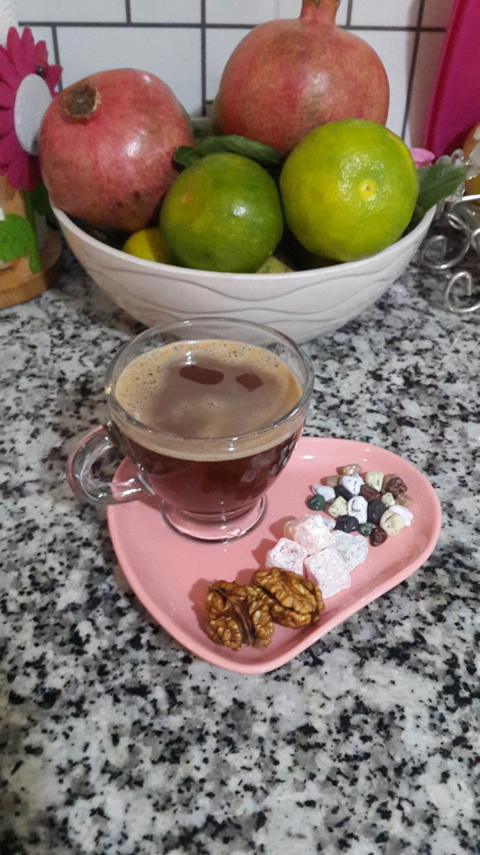 Bir fincan kahvenin bile kırk yıl hatırı olduğu dünyada nedir bu hatır gönül bilmezlik? 