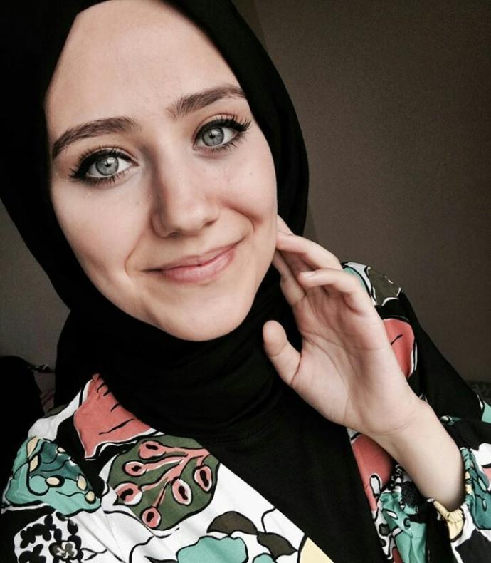 Sizce bu kızın gözü lens mı? Ve güzel mı?