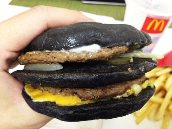 Ekmeği çikolatalı olan hamburgeri yediniz mi?