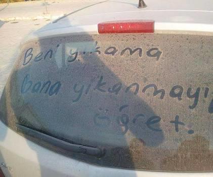 Tozlu araba camlarına "beni yıka" gibi yazılar yazar mısınız?