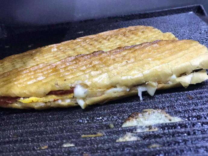 Sucuk-Kaşar-Yumurta ile tost yaptım. Bu tostu ellerim ile yedireceğim bir hatun istiyorum. Onu bırakın da nasıl olmus😄?