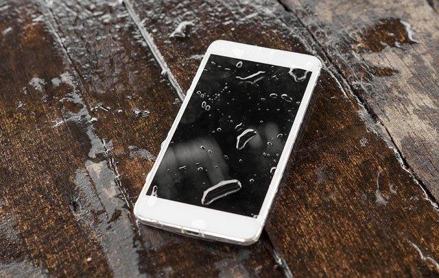 Suya düşen telefon nasıl düzelir?