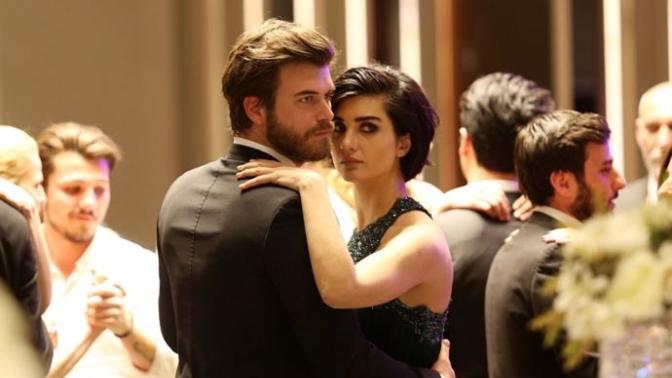 Takım elbise hangisine daha çok yakışmış?