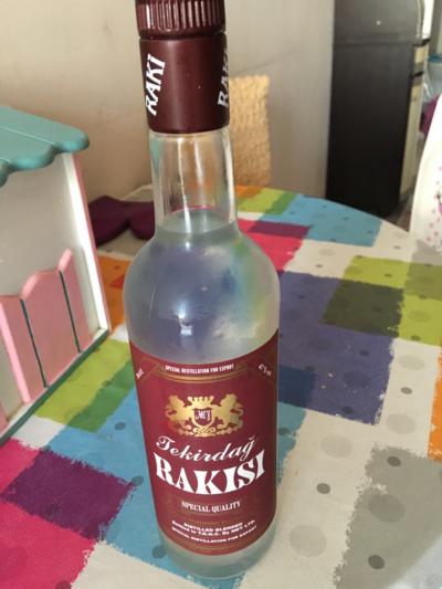 mey kibris tekirdag rakisi icen var mi sahte midir yoksa kacak midir resim ile paylasiyorum kizlarsoruyor