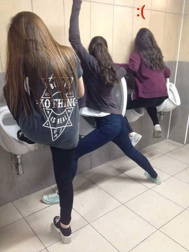 Kızlar mesela ayakta işemek nedir bilmez mi?