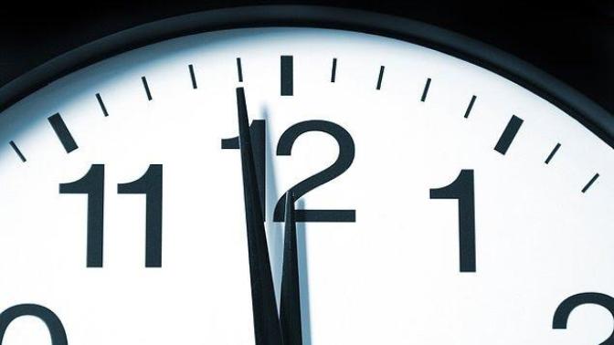 Bir yıl 365 gün 6 saat sürüyor ise neden her yıl yılbaşını gece 12 de kutluyoruz?