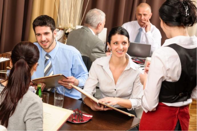 Sevgilin annesiyle tanıştırmak istiyor, evlerine gitmeyi mi tercih edersin? Dışarda cafe veya restoranda buluşmak mı istersin? 