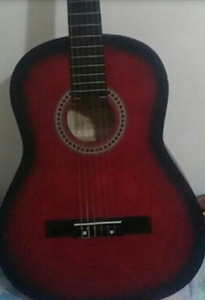 Hangi gitar daha güzel renk olarak falan?