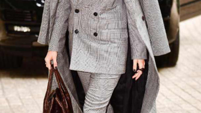 Moda anlayışımızı alt üst eden takım elbiseli Blake Lively’ i nasıl buldunuz? Kadınlar takım elbise tercih etmeli mi?