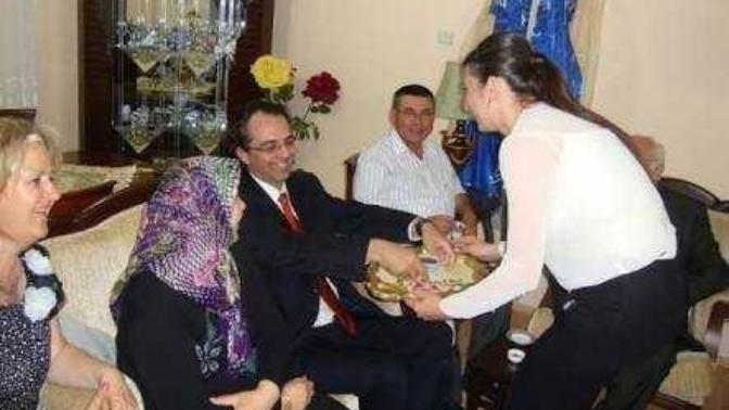 Kız isteme merasiminde kızın babası ortada hiç bir sebeb yokken kızı vermiyorum dese ne yaparsınız?