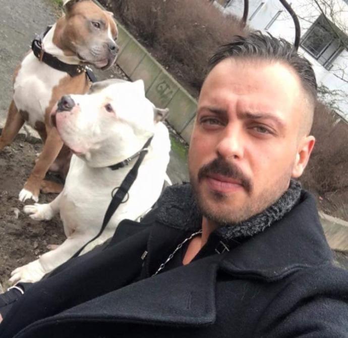 Kızlar Sizce Bu Adam Yakışıklı mı?
