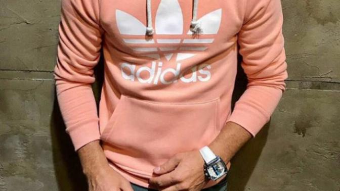 Resimdeki sweatshirt'leri bir erkeğin giymesi yanlışmı sizce?
