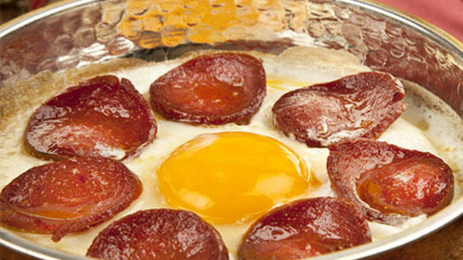 Kıymalı yumurta mı, sucuklu Yumurta mı?