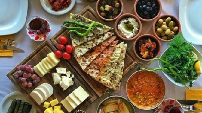Sabah uyandığınızda full donatılmış kahvaltı masası görseniz evinizde ne yaparsınız?