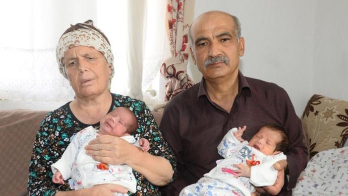 Uşak'ta 55 yaşındaki çiftin ikiz bebeği oldu! Sizce bu yaşta dünyaya çocuk getirmek ne kadar doğru ?